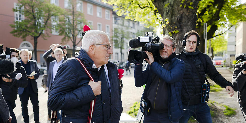 Der ehemalige Raiffeisenchef Pierin Vincenz nach der Urteilseröffnung in Zürich im April 2022. Das Strafverfahren gegen ihn und weitere Beschuldigte beschäftigt mittlerweile auch den Zürcher Kantonsrat.