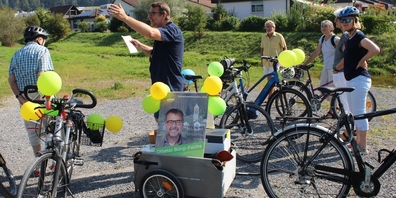 Auf Wahlkampftour mit Veloanhänger: der grüne Gemeinderatskandidat Othmar Bürgi-Fuchs (2.v.l.).
