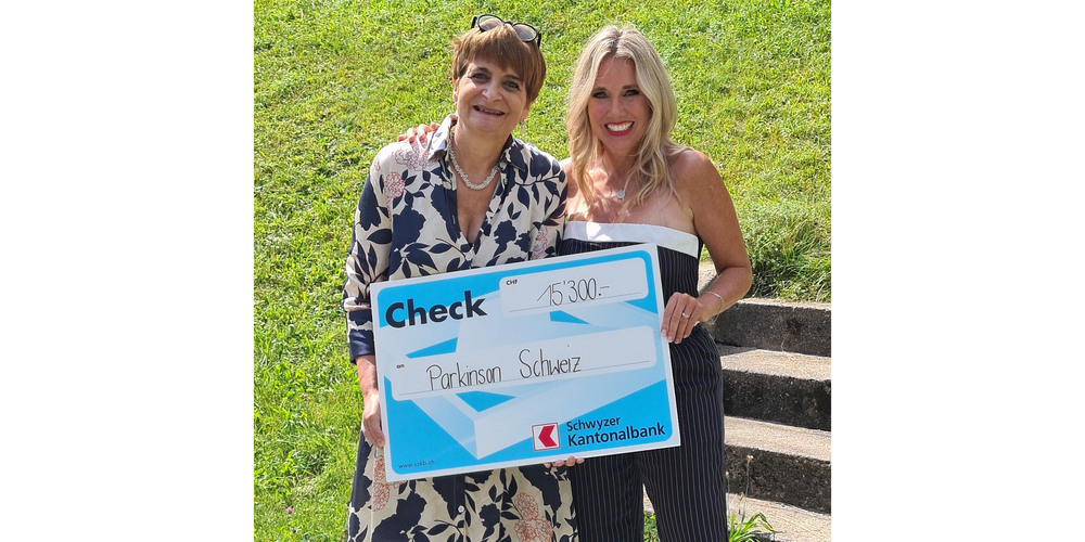 Sängerin Diana (r.) überreichte den Check persönlich der Geschäftsführerin von Parkinson Schweiz, Susann Egli, und im Beisein von Parkinson-Erkrankten. 
