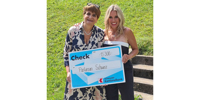 Sängerin Diana (r.) überreichte den Check persönlich der Geschäftsführerin von Parkinson Schweiz, Susann Egli, und im Beisein von Parkinson-Erkrankten. 