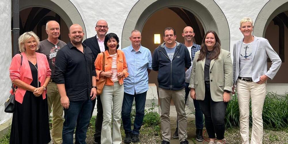 Der neu und wieder gewählte Vorstand der St.Galler Fasnachtsgesellschaft (v.l.n.r.): Astrid Nakhostin, Pius Jud, Oskar Seger, Mario Rusch, Monika Zuffelato, Peter Waldburger, Thomas Gubser, Donat Kuratli, Melissa Degonda, Géraldline Brot