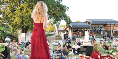 Eine ganz besondere Szenerie zeigte sich auf der Bühne, welche ein «Safe Space» für die Vortragenden bot und gemütlich sowie einladend wirkte. 