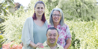 Tochter, Vater und Schwägerin geben einander Kraft und Zuversicht.