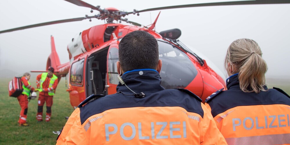 Der 35-Jährige wurde vom Rettungsdienst ins Spital gebracht. Die Rega flog den 20-Jährigen ins Spital.