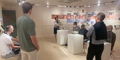 Die Geschäftsführerin der Breitenmoser Appenzeller Fleischspezialitäten AG, Barbara Ehrbar, hiess die Mitglieder des Gemeinderats willkommen.