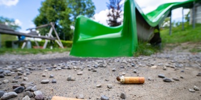 Die Kampagne gegen Zigarettenstummel auf dem Kinderspielplatz läuft.
