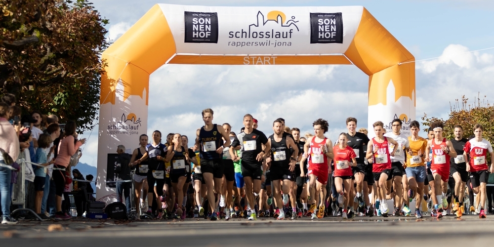 Auch 2024 startet der Schlosslauf Rapperswil-Jona am Rapperswiler Curtiplatz direkt am See.