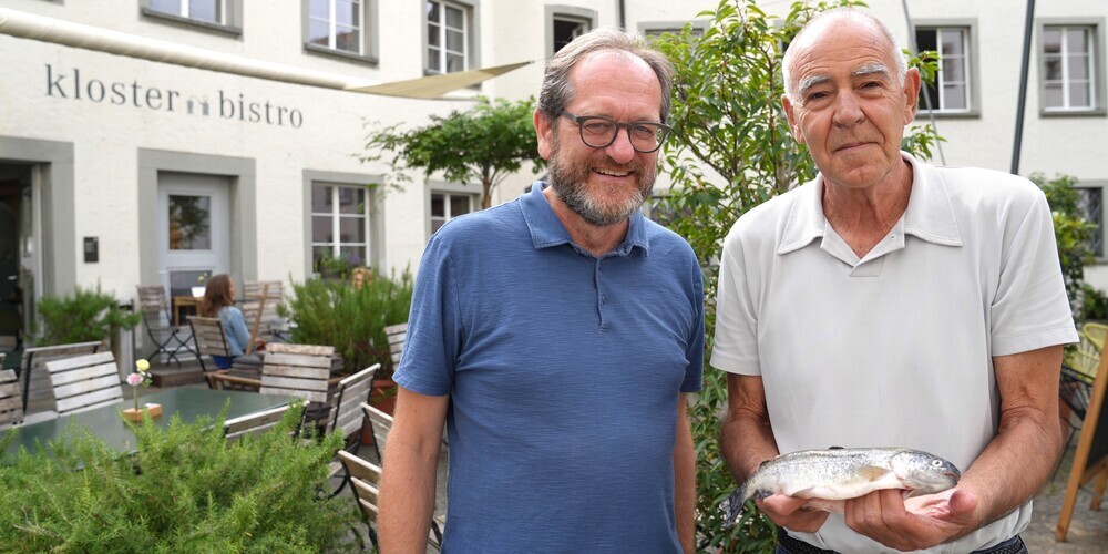 Stiftsbibliothekar Cornel Dora (links) und Künstler Max Bottini freuen sich darauf, am Samstag mit der Fischsuppe direkt beim Klosterbistro zu begeistern.
