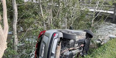 Das Auto mit den beiden Schulkindern wurde von Gebüsch aufgehalten, bevor es in die Albula stürzte.