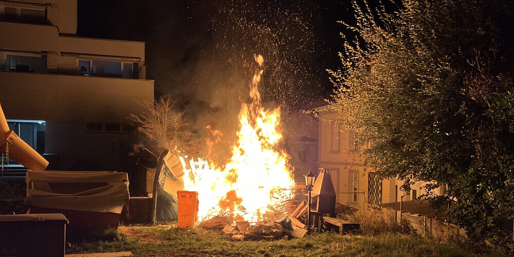 Ein meterhohes Feuer ereignete sich am Dienstagabend an der Seitzstrasse.