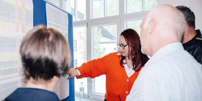 Teilnehmer an der Agglokonferenz diskutieren die vorgeschlagenen Massnahmen