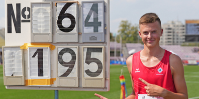 Janis Beuggert posiert stolz neben seiner neuen PB von 1,95 Metern.