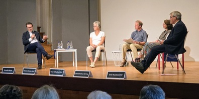 Ein so hochkarätig besetztes PodiIm Bild v. l. Ständerat Benedikt Würth (die Mitte), Simone Curau-Aepli (Präsidentin SKF Schweiz. Katholischer Frauenbund), Paul Gähwiler-Wick (Moderator), Christina Aus der Au (Präsidentin der evang. Landeskirche TG) und Nationalratspräsident Eric Nussbaumer (SP).