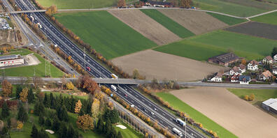 Ein Autolenker ist auf der Autobahn A1 bei Kölliken AG dem Auto vor ihm viel zu nahe aufgefahren. Das Aargauer Obergericht verhängte eine saftige Geldstrafe und eine Busse von mehr als 100'000 Franken. (Archivbild)