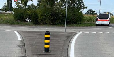 Der Rollerfahrer kollidierte zuerst mit einer Verkehrsinsel vor einem Kreisel.