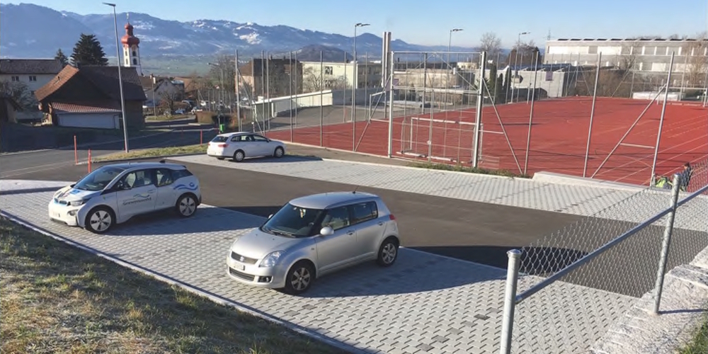 Auch für diesen Parkplatz in der Nähe des Gommiswalder Schulhauses plant der Gemeinderat Gommiswald eine Bewirtschaftung. (Archivbild)