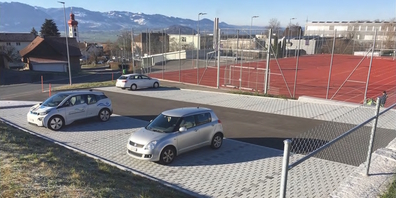 Auch für diesen Parkplatz in der Nähe des Gommiswalder Schulhauses plant der Gemeinderat Gommiswald eine Bewirtschaftung. (Archivbild)