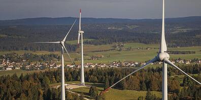 In Thundorf regt sich weiterhin Widerstand gegen Windkraftanlagen. Im Bild Windturbinen in Sainte-Croix (VD).