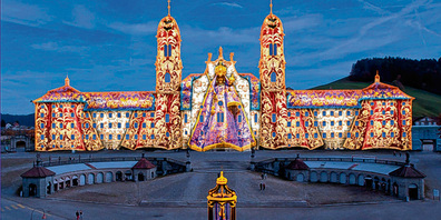 Die breite Barockfassade des Klosters Einsiedeln wird Leinwand einer künstlerischen Lichtinszenierung der ganz besonderen Art. 