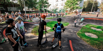 Pumptrackfahren fördert spielerisch Koordination, Gleichgewichtssinn und Timing im Abschätzen von Geschwindigkeit und Fahrtrichtung. 
