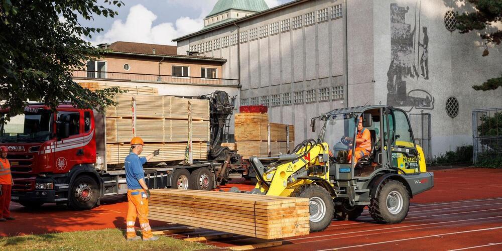 In einem ersten Schritt wurde die Baustelle eingezäunt und eingerichtet.