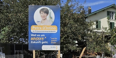 Von Stefan Bärlocher scharfsinnig festgestellt: Ein Mitte-Wahlplakat im Garten eines SVP-Mandatsträgers.