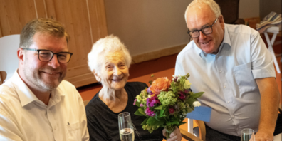 Heimleiter Daniel Thoma, die Jubilarin Antonia Schaible und Gemeindepräsident Jon Fadri Huder (v.l.n.r.)