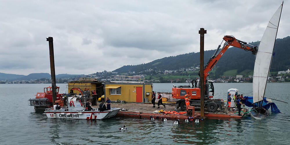 Das im Juni im Zugersee gesunkene Segelschiff konnte aus einer Tiefe von 80 Metern geborgen werden.