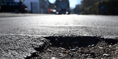 Der schlechte Zustand der Landstrasse durch Netstal GL erfordere zwingend eine rasche Sanierung, begründete das Astra die umfangreichen Sperrungen. (Symbolbild)