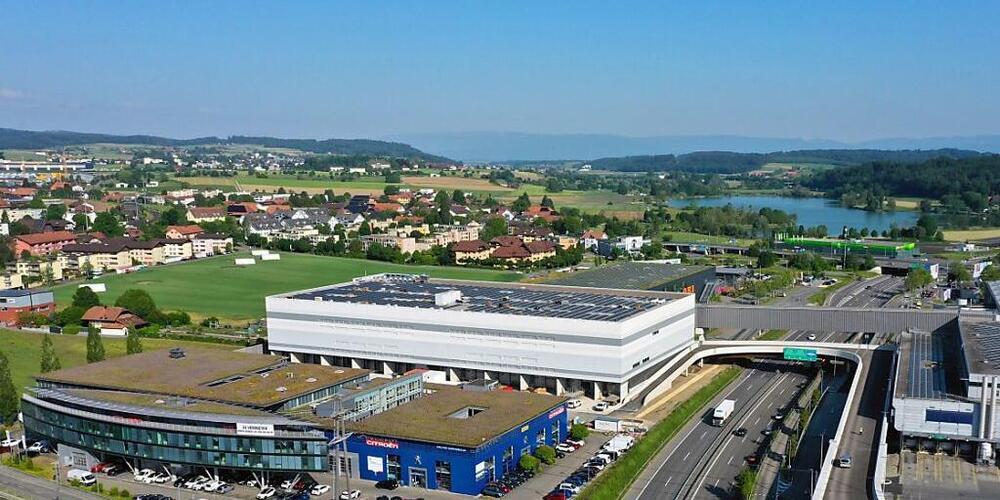 Von der erneuerten Logistikplattform der Migros Aare in Schönbühl gehen Waren an 128 Supermärkte und 45 Voi-Filialen.