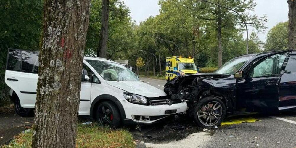 Die beiden Unfallautos sind nach der Frontalkollision in Solothurn schrottreif.