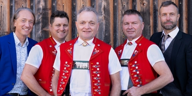 «Appenzeller Welttournee»: Auf der Bühne stehen der poetische Stimm- und Loop-Virtuose Martin O., das urchig-weltoffene Trio Appenzeller Echo und der Kabarettist und Schauspieler Philipp Langenegger (v.l.n.r.)..