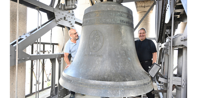 Der Siebner Pfarrer Rainer Kretz (r.) und Sakristan Andreas Weibel zeigen die zweitgrösste der insgesamt sieben Siebner Kirchenglocken. «Das ist auch unsere Wetterglocke, die solange geläutet wird, bis der Sturm weiterzieht», so der Pfarrer.