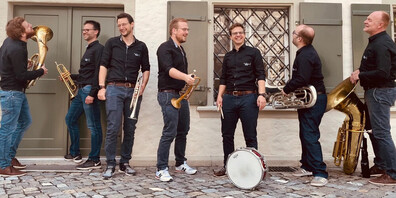 Die Band «jukeBrass» sorgt am Samstagabend für Stimmung im Musikzelt.