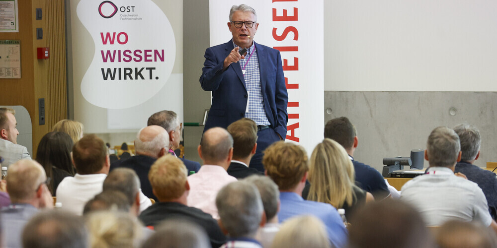 Guido M. Schuster, Leiter des ICAI Interdisciplinary Center for Artificial Intelligence an der OST, verschaffte einen Überblick über den aktuellen Stand von KI.