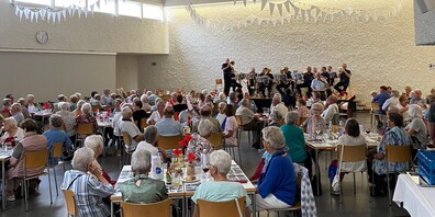 Im Kulturraum Jung Rhy versammelten sich fast hundert Jubilare.