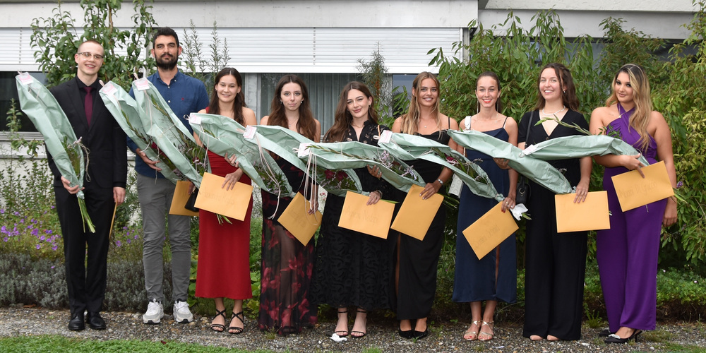 Die frisch diplomierten HF-Absolventinnen und -Absolventen (v.l.) Sebastian Baumann, Raffael Spescha, Alexandra Regius, Chantale Gross, Agnesa Nedzipi, Lavinia Schönenberger, Samira Schmid, Anne Meier und Noemi Di Gruccio 