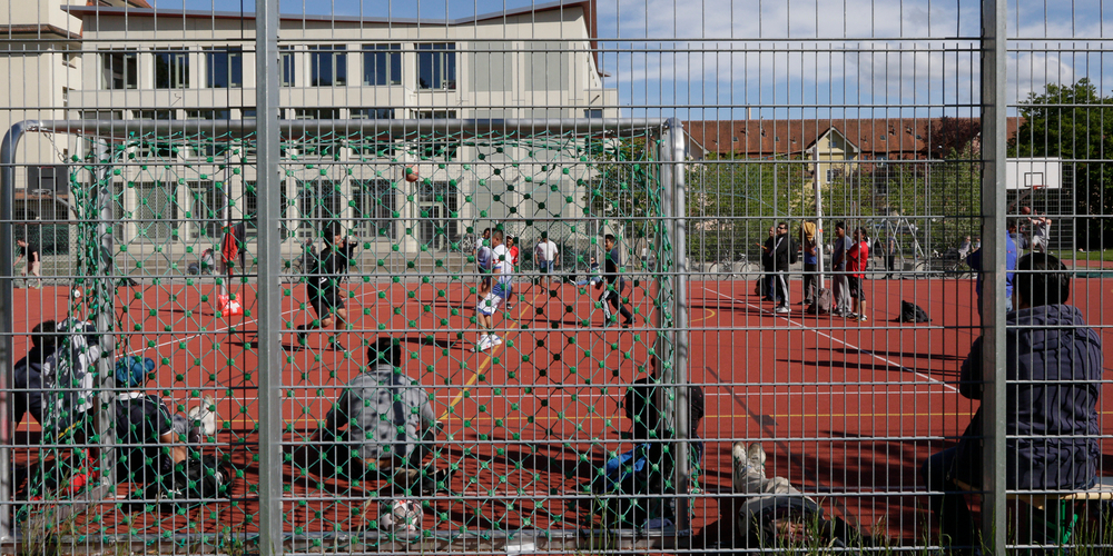Die Schulanlage Aemtler befindet sich im Kreis 3 neben der Aemtleranlage.