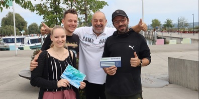 Fabrizio Ribezzi (2.v.r.), Geschäftsführer vom Hafenrestaurant Alti Badi, Blue American Bar und Sorriso Caffè Bar, überreichte die Gewinne an Carola Zweifel (links aussen) mit ihrem Partner Luca Simon und Pasquale Jannuzzo  (rechts aussen).