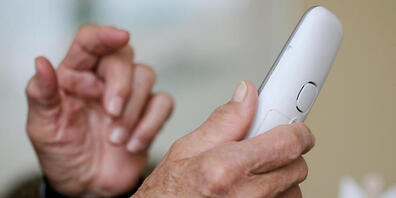 Im Kanton Zug hat ein Senior Anrufe einer Telefonbetrügerin erhalten. (Symbolbild)