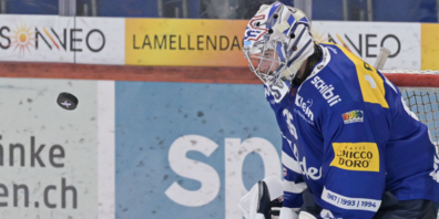 Ludociv Waeber den EHC-Kloten - Puck im Visier