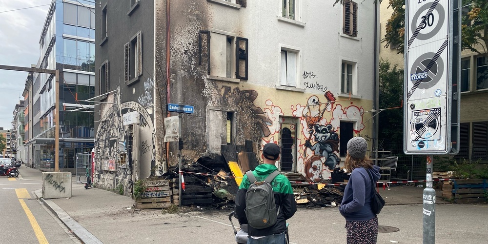 An der Hausfassade gerieten Abfälle in Brand. 