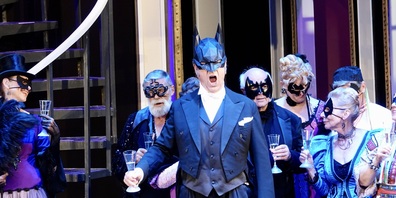 Wolf H. Latzel, Bariton in der Rolle als Dr. Falke / Fledermaus mit einer brillianten Leistung als «Batman» für Klasssikfreunde 