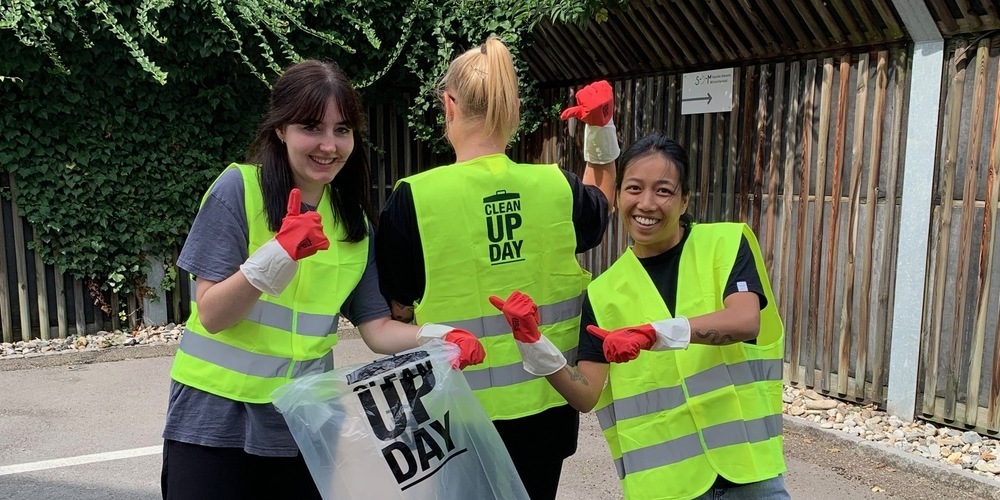 Im engagierten Einsatz gegen Littering, die Mitarbeiterinnen in Ausbildung vom Jugendnetzwerk SDM (v.l.n.r.): Michelle Anderegg, Marija Matuzovic und Pattra Heuberger.  