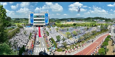 Seit dem frühen Morgen reihten sich zahlreiche Mitglieder von Shincheonji entlang der 4 km langen Strecke vom Cheongju-IC-Eingang zur Cheongju-Kirche, um Vorsitzendem Lee zu begrüßen. 