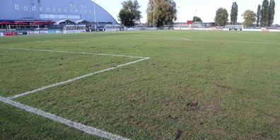 Das Spielfeld in der BEMIX-Arena gleicht an manchen Stellen einem bearbeiteten Acker.