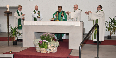 Pater Augustinus Purnama (Mitte), der Generalobere der international tätigen Gemeinschaft, zelebrierte den Gottesdienst, unter anderem unter Mitwirkung von Pater Julius Zihlmann (rechts) und dem Nuoler Pfarrer Marius Kaiser (links).