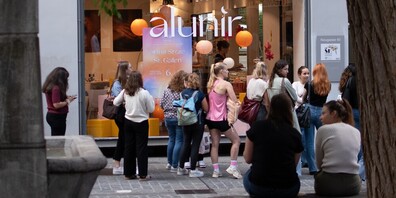 Eine lange Schlange bildete sich vor der Eröffnung am Freitag.