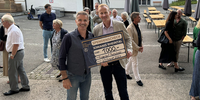 Gregory Custodia (Programmheft Kinderdorf Pestalozzi, links) und Martin Bachofner (Vorsitzender der Geschäftsleitung, rechts)