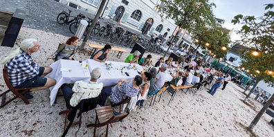 Der IG Herrenacker und dem anliegenden Gastrogewerbe ist mit der First Friday-Tavolata ein regelrechter Coup gelungen. Die Plätze waren während des ganzen Abends nahezu dauerhaft belegt und die Speisekarte schon bald leergefuttert.